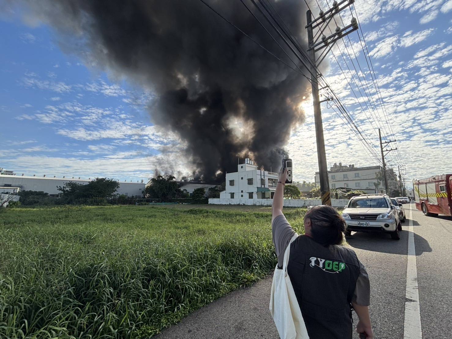 桃園蘆竹地下工廠大火釋放大量黑煙 環保局啟動空污緊急應變、非法工廠最高併罰 2,000 萬元 (1).jpg